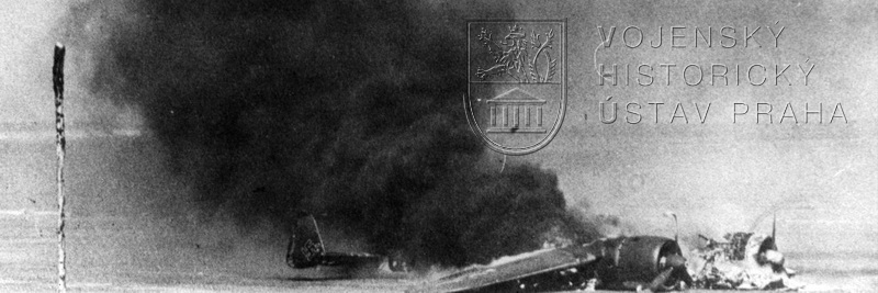 Dornier Do 17 sestřelený za Bitvy o Británii dohořívá na anglickém pobřeží.