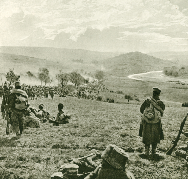 Ústup České družiny z Karpat v létě 1915. Poté, co se v zimě 1914/1915 mnozí z dobrovolníků viděli už jen krůček od osvobozené vlasti, zavládla v jejich řadách během letního ústupu velká deziluze. Rusko sice nebylo poraženo, ale konec války se vzdálil do nedohledna.   