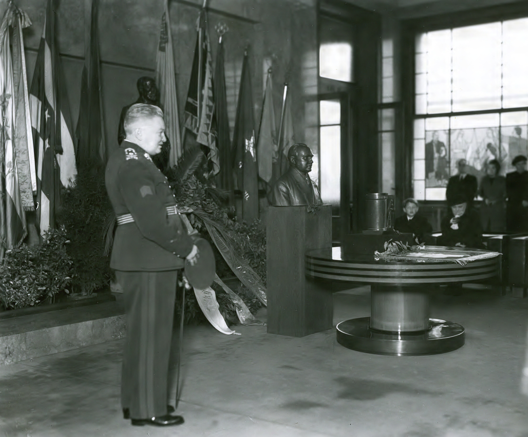 Gen. Rudolf Medek v horní dvoraně Památníku osvobození (30. léta). Foto: VÚA-VHA