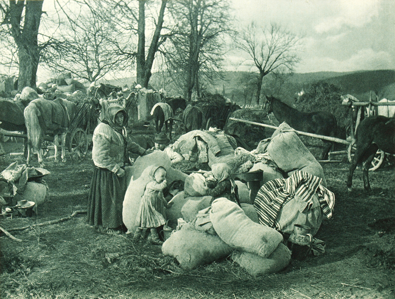 Haličtí uprchlíci na útěku. Do počátku května 1915 se Rakousko-Uhersko muselo postarat o 400 000 obyvatel ze svých válkou zasažených území, přičemž v Čechách a na Moravě nalezlo azyl přes 150 000 z nich. Po průlomu u Gorlice a Tarnówa se část těchto uprchlíků mohla vrátit k tomu, co zbývalo z jejich domovů.