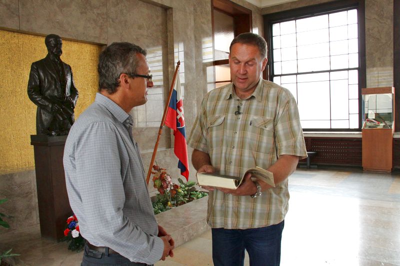 Předání původního vydání Černé knihy na půdě VHÚ. Vlevo Prokop Tomek, historik VHÚ, vpravo dárce knihy, Petr Vencelides