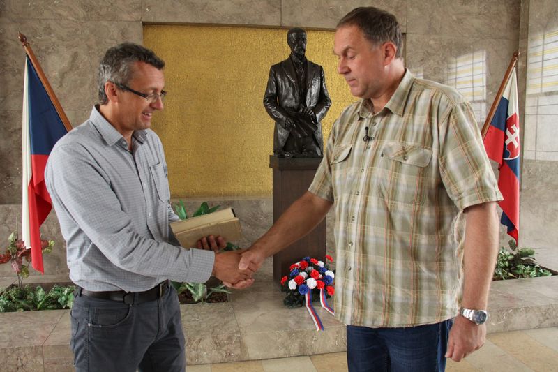 Předání původního vydání Černé knihy na půdě VHÚ. Vlevo Prokop Tomek, historik VHÚ, vpravo dárce knihy, Petr Vencelides