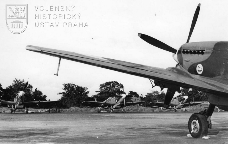 Manston srpen 1945. Čs. Spitfiry LF.Mk.IXE připravené k odletu do vlasti