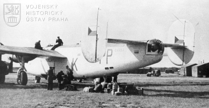 Manston, srpen 1945. Nakládání zavazadel do Liberatoru GR.Mk.VI od 311. peruti.