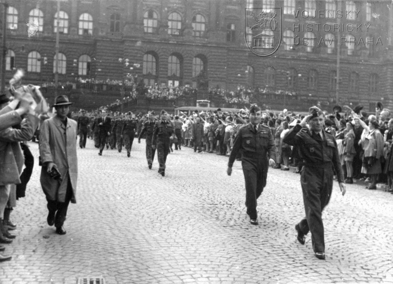 Pochod čs. letců Prahou 21. 8. 1945. Václavské náměstí. Na čele pochodu div.gen. K. Janoušek, za ním mjr. F. Doležal.