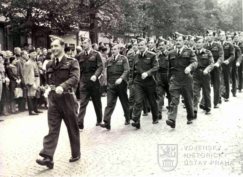 Slavnostní přehlídka československého letectva z Velké Británie v Praze 21. srpna 1945