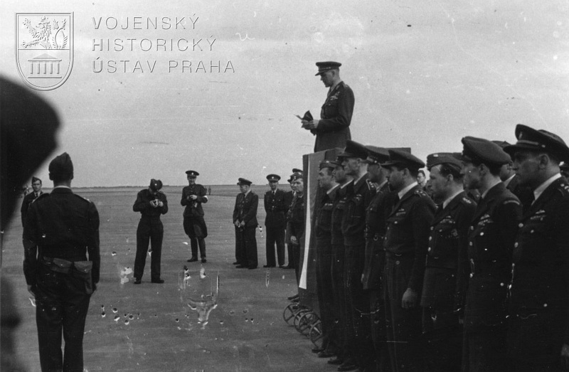 Praha-Ruzyně, 13. 8. 1945. Přivítání čs. stíhačů náčelníkem Hlavního štábu gen. B. Bočkem, který právě pronáší projev.