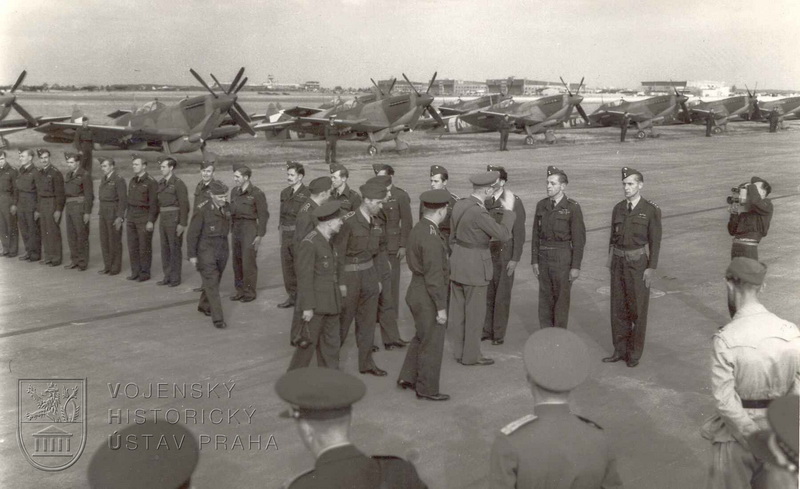 Praha-Ruzyně, 13. 8. 1945. Přivítání čs. stíhačů náčelníkem Hlavního štábu gen. B. Bočkem.