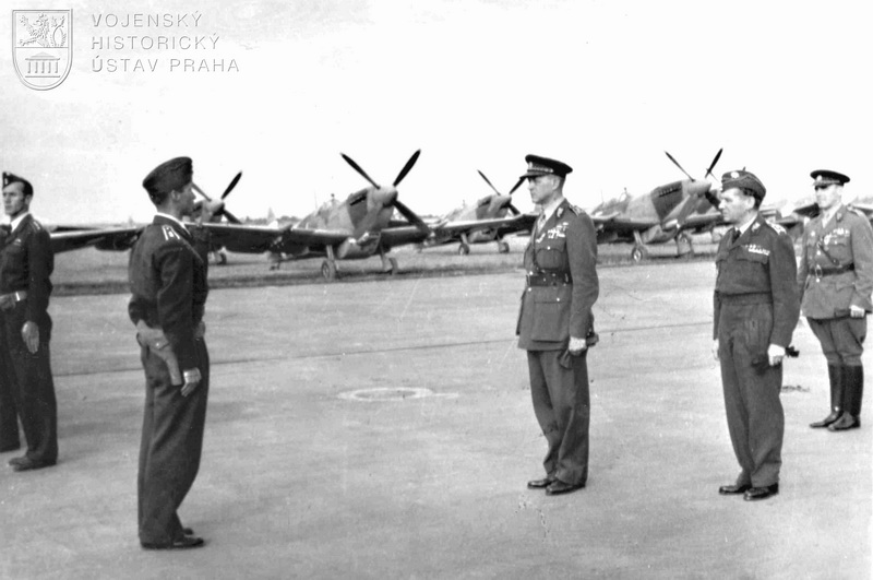 Praha-Ruzyně, 13. 8. 1945. Velitel čs. stíhacího křídla mjr. J. Hlaďo podává hlášení náčelníkovi Hlavního štábu gen. B. Bočkovi.