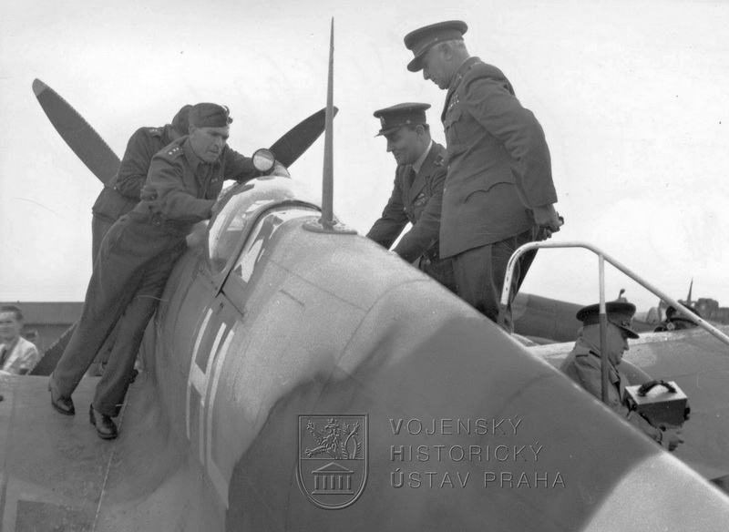 Praha-Ruzyně, 15. 8. 1945. Gen. L. Svoboda za asistence mjr. F. Doležala se seznamuje se Spitfirem LF.Mk.IXE mjr. J. Hlaďa.