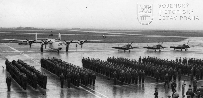 Praha-Ruzyně, 15. 8. 1945. Nastoupené jednotky před slavnostně vyzdobenou tribunou