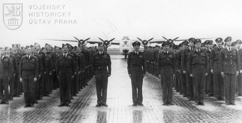 Praha-Ruzyně, 15. 8. 1945. Nastoupené jednotky před slavnostně vyzdobenou tribunou