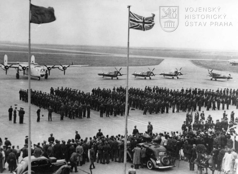 Praha-Ruzyně, 15. 8. 1945. Nastoupené jednotky před slavnostně vyzdobenou tribunou