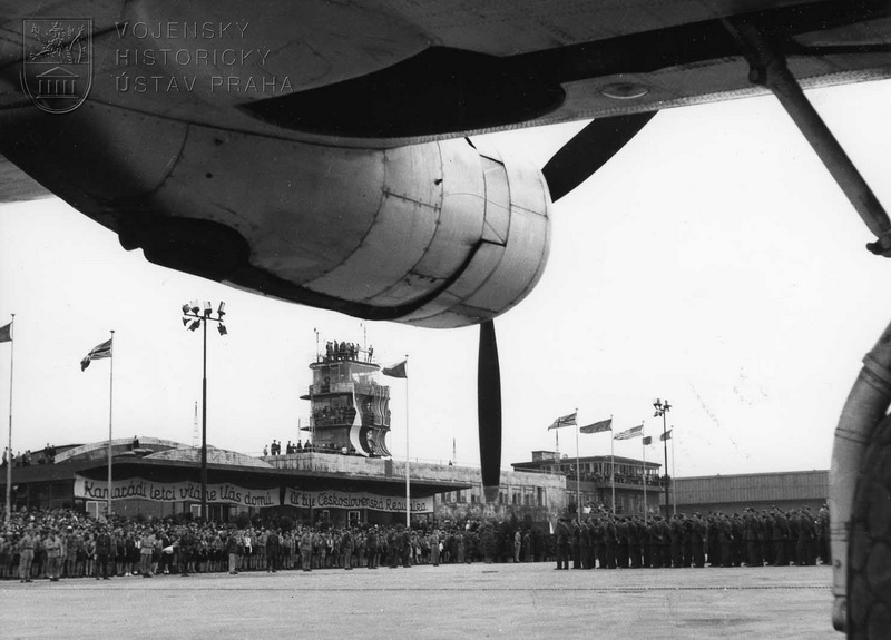 Praha-Ruzyně, 15. 8. 1945. Oficiální přivítání div.gen. L. Svobodou. Slavnostní nástup