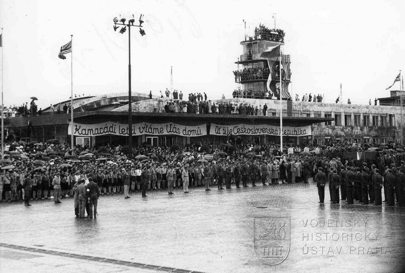 Praha-Ruzyně, 15. 8. 1945. Oficiální přivítání div.gen. L. Svobodou. Slavnostní nástup