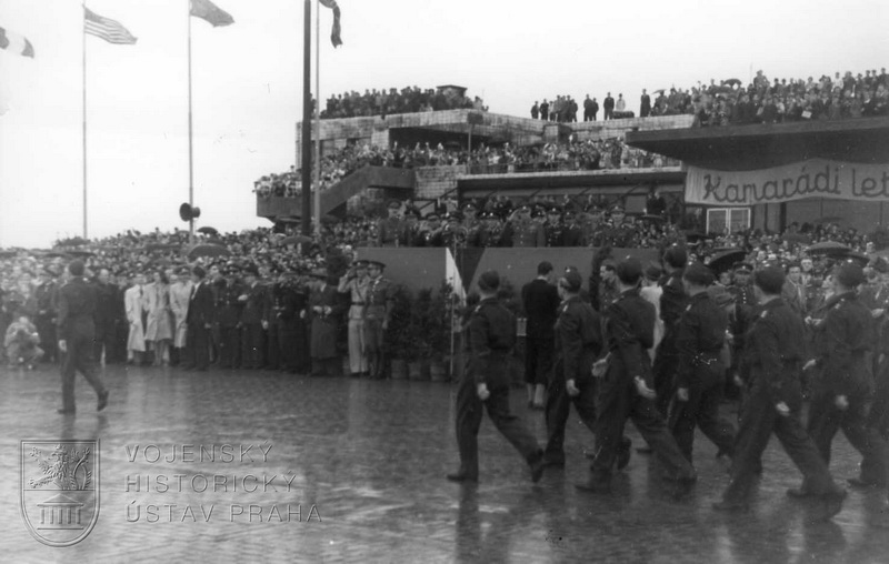 Praha-Ruzyně, 15. 8. 1945. Oficiální přivítání div.gen. L. Svobodou. Slavnostní pochod.