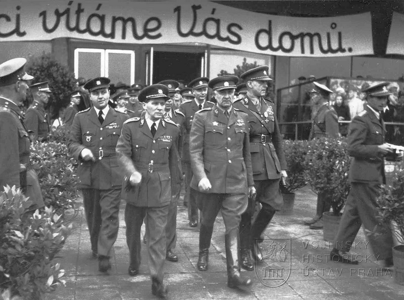 Praha-Ruzyně, 15. 8. 1945. Oficiální přivítání div.gen. L. Svobodou. Vlevo mjr. F. Doležal a div.gen. K. Janoušek, vpravo brig.gen. B. Boček.