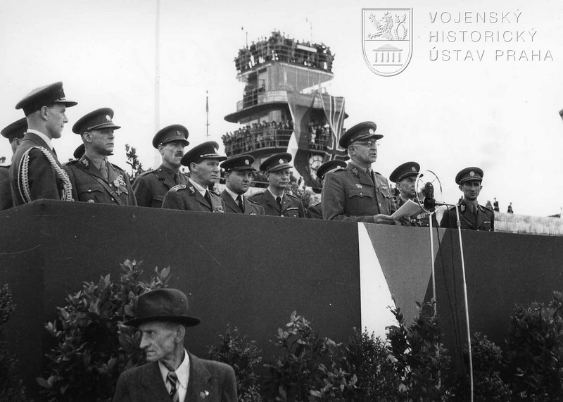 Praha-Ruzyně, 15. 8. 1945. Projev div.gen. L. Svobody. Na tribuně generálové B. Boček, K. Janoušek, K. Klapálek a M. Ferjenčík.