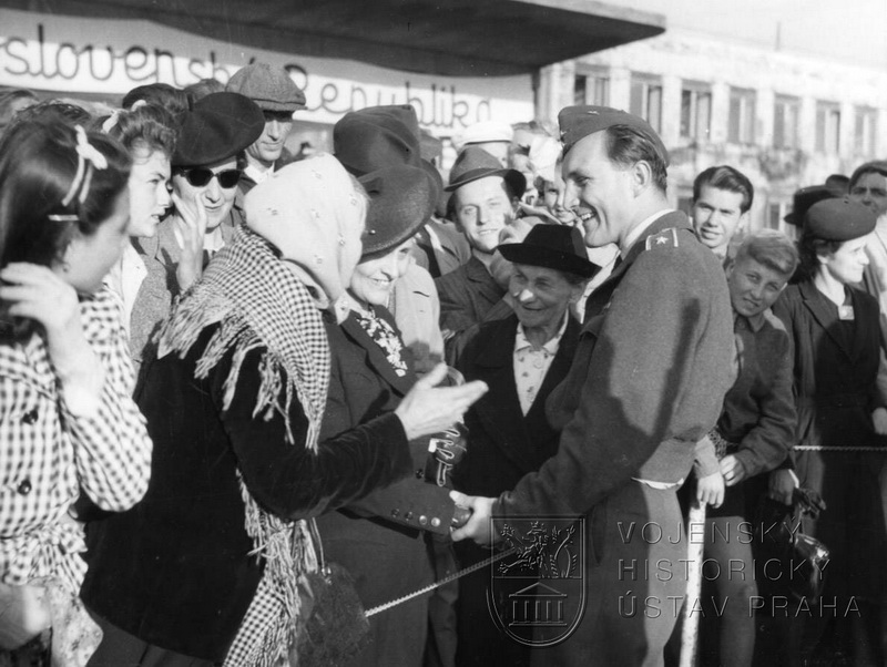 Praha-Ruzyně, 15. 8. 1945. Shledání škpt. J. Hartmana s rodiči, kteří část okupace strávili v internačním táboře ve Svatobořicích.