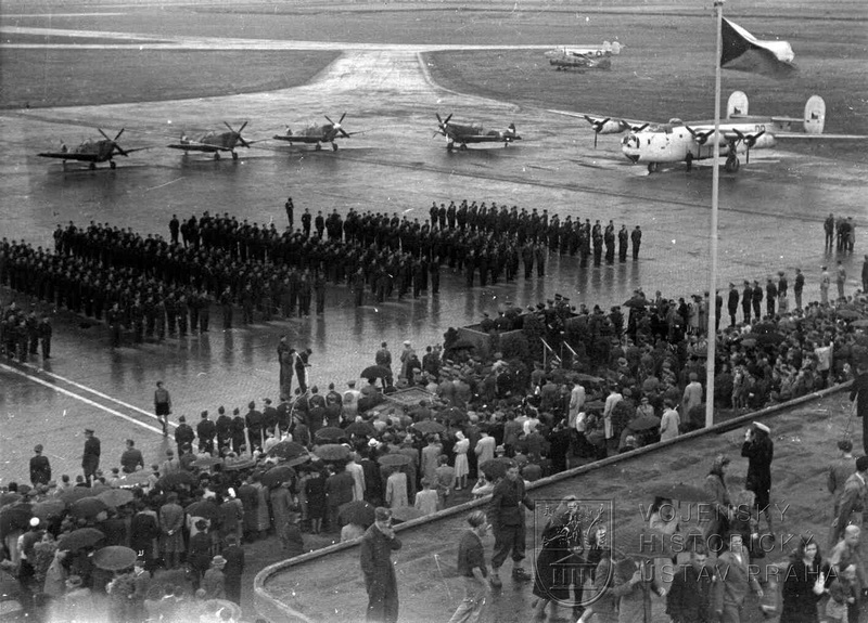 Praha-Ruzyně, 15. 8. 1945. Slavnostní nástup čs. letců z Velké Británie.