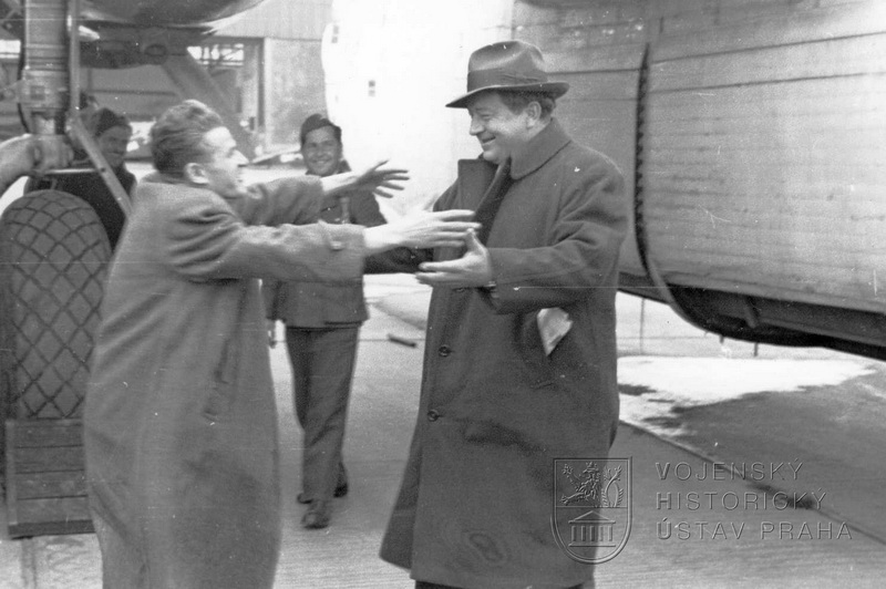 Praha-Ruzyně. Kromě vojáků se vraceli i civilisté. V jednom z Liberatorů se do vlasti vrátil i Jan Werich.