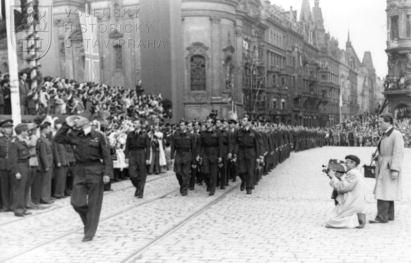 Příchod čs. letců z Pařížské třídy na Staroměstské náměstí. V čele jednoho uskupení mjr. L. Svátek.