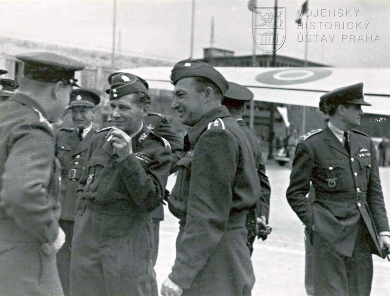 Ruzyňské letiště. Div.gen. K. Janoušek (uprostřed) se vrátil na palubě Dakoty, která jinak sloužila především k přepravě královské rodiny.