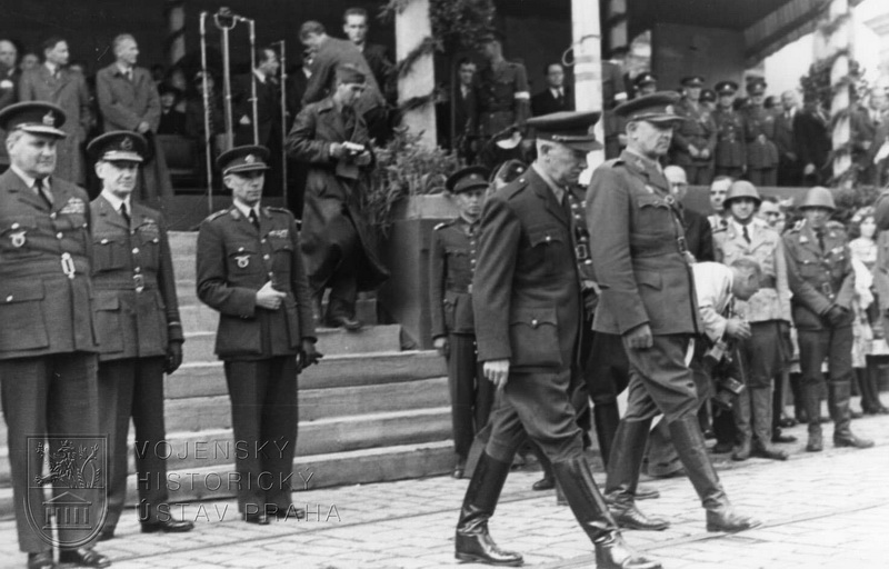 Staroměstské náměstí. Čas 11.05. E. Beneš s div.gen. L. Svobodou.