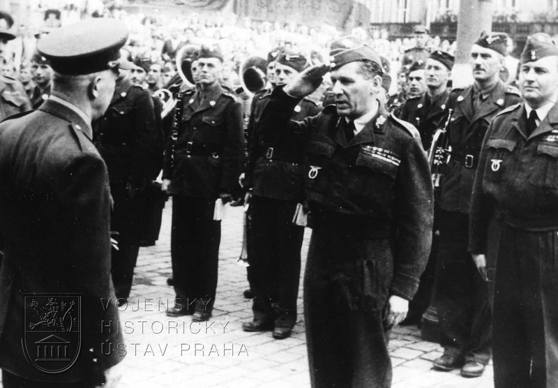 Staroměstské náměstí. Čas 11.10. Div.gen. K. Janoušek podává hlášení prezidentovi. Vpravo mjr. F. Doležal.