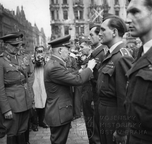 Staroměstské náměstí. Dekorace. Zprava škpt. H. Hrbáček, škpt. J. Hartman, mjr. J. Kostohryz a div.gen. K. Janoušek.