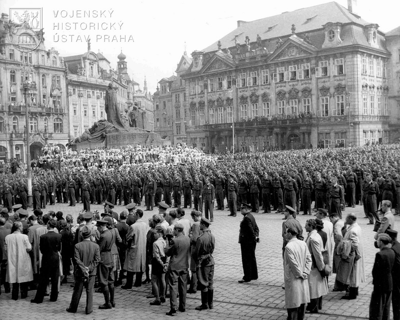 Staroměstské náměstí. Nastoupení letci po skončení dekorace a při prezidentově projevu