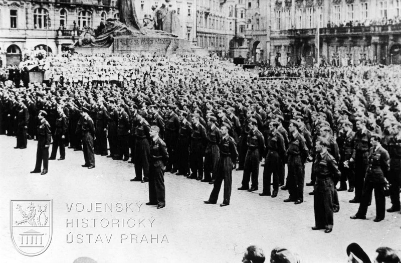 Staroměstské náměstí. Nastoupení letci po skončení dekorace a při prezidentově projevu.