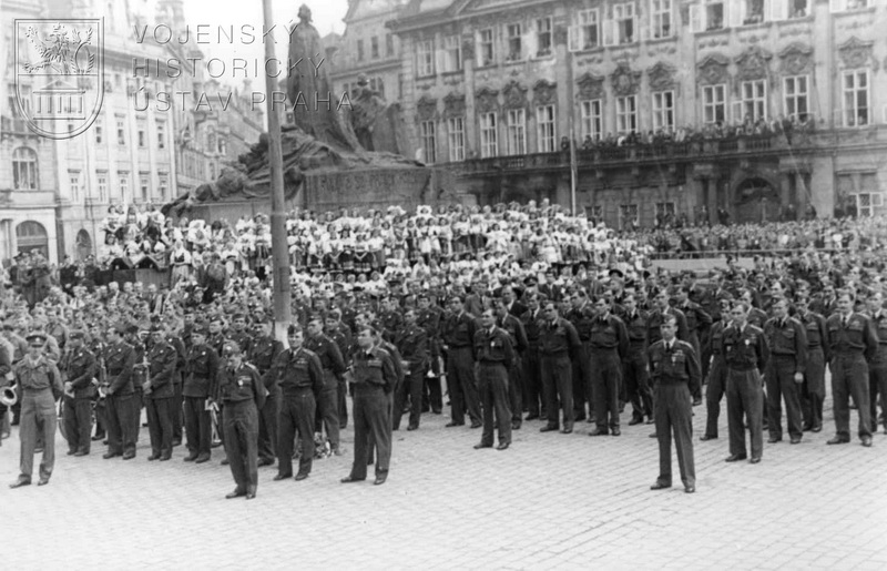 Staroměstské náměstí. Nastoupení letci při prezidentově projevu.