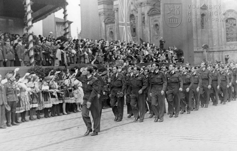 Staroměstské náměstí. Závěrečné defilé před tribunou. 310. peruť vede škpt. J. Hartman.