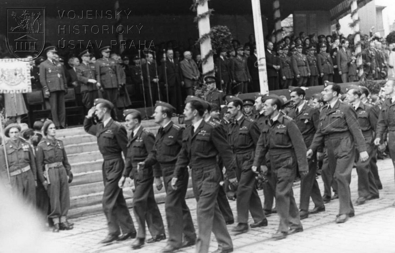 Staroměstské náměstí. Závěrečné defilé před tribunou. 312. peruť.