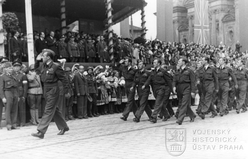 Staroměstské náměstí. Závěrečné defilé před tribunou. 313. peruť vede npor. O. Kučera.