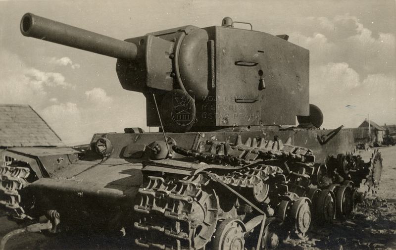 Sovětský těžký tank KV-2