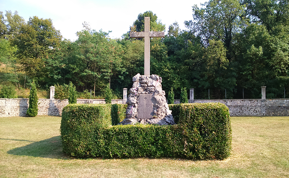 Ústřední pomník na válečném hřbitově v Dutovlje. Na tomto pohřebišti, kde leží přes tři tisíce českých vojáků, si Česká republika oficiálně připomíná padlé a zemřelé na sočské frontě. V minulosti finančně přispěla na jeho obnovu. 
(Foto: Mitja Močnik)
