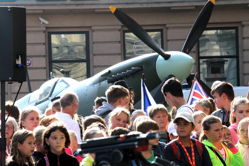 Vernisáž výstavy Na nebi hrdého Albionu zpestřil i spitfire