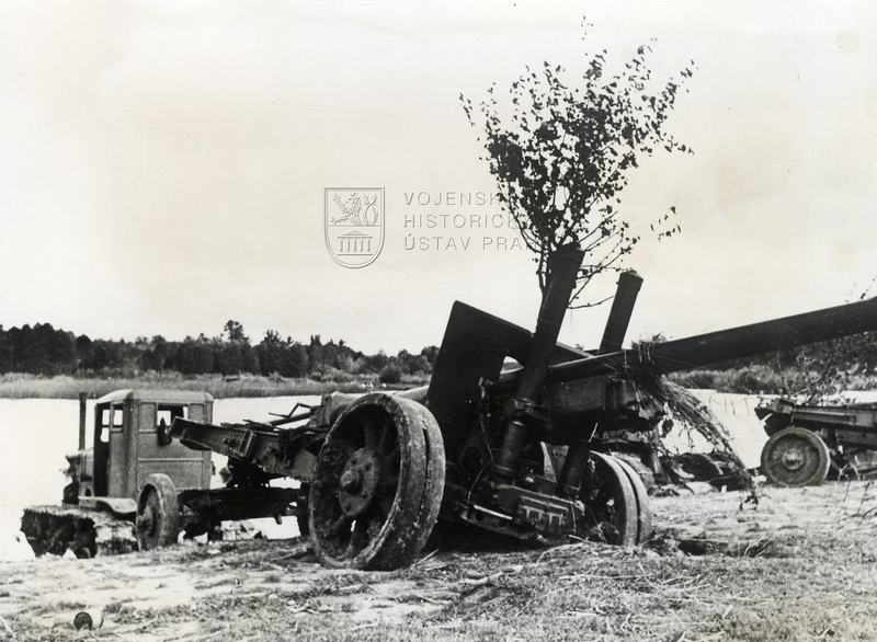 Sovětský dělostřelecký tahač se 152 mm kanónovou houfnicí vzor 1937 (ML-20)