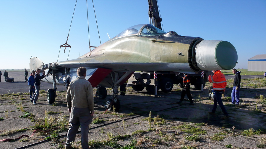 MiG-29 po převozu. Skládání letounu u hangáru Leteckého muzea Kbely.