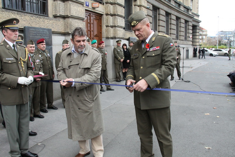 Jindřich Marek, spoluautor výstavy, a náčelník GŠ AČR generálporučík Josef Bečvář