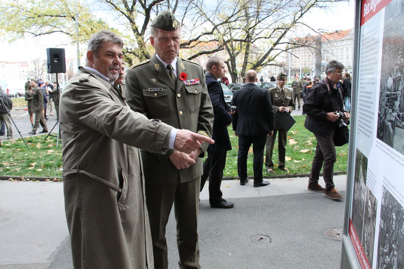 Jindřich Marek, spoluautor výstavy, a náčelník GŠ AČR generálporučík Josef Bečvář