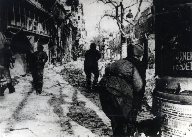 Pouliční boje v Budapešti, 1944-45. Foto sbírka VHÚ.