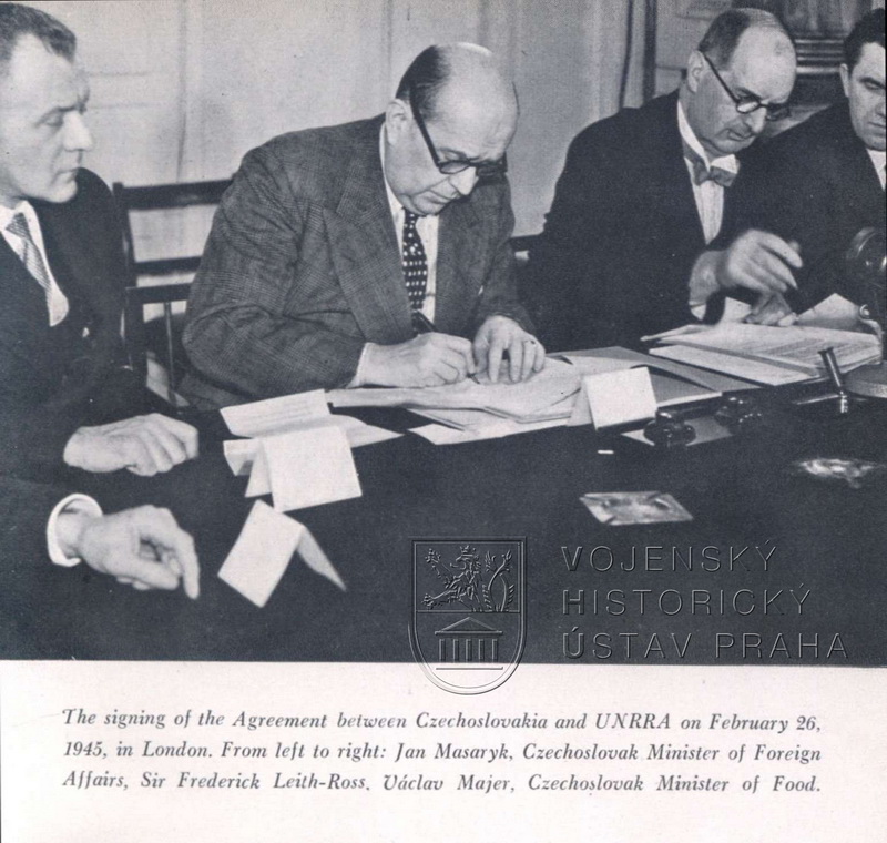 Jan Masaryk podepisuje dohodu mezi Československem a organizací UNRRA.