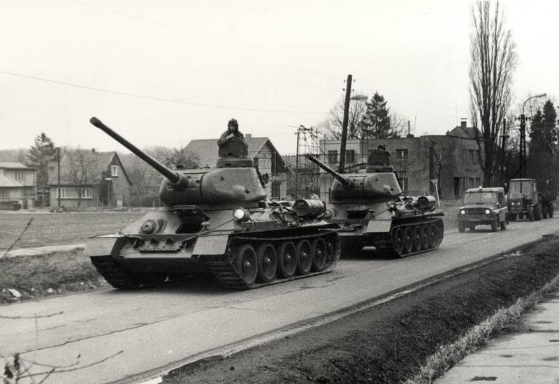 Dvojice tanků T-34-85 ze sbírek VHÚ na přesunu