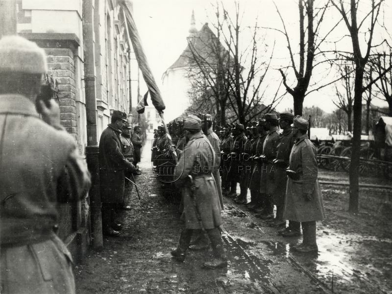 Předání praporu 28. pěšího pluku do Vojenského historického muzea ve Vídni