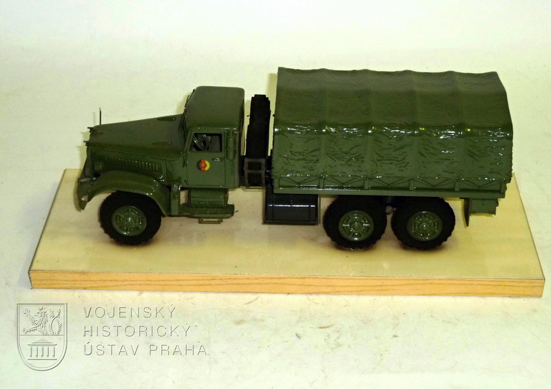 Model nákladního automobilu KRAZ-255