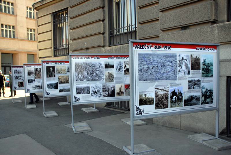 Vernisáž výstavy věnovaná roku 1916 - před budovou Generálního štábu