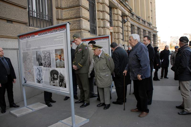 Vernisáž výstavy věnovaná roku 1916 - před budovou Generálního štábu